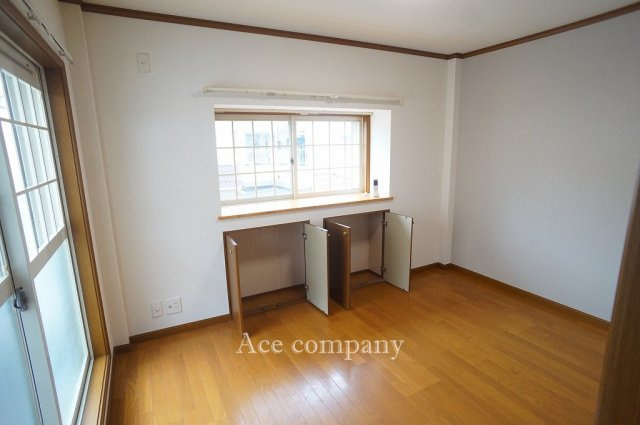 【子供部屋】 | 東大阪市若江本町3丁目 | 【2階：西側洋室6帖】バルコニー・出窓付き☆出窓の下部は収納になっています♪