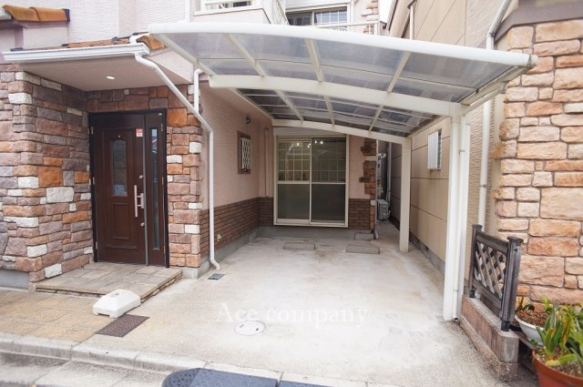 【駐車場】 | 東大阪市若江本町3丁目 | カーポート付き☆玄関前のゆとりスペースに駐輪スペースも確保できます♪