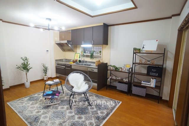 【居間・リビング】 | 東大阪市若江本町3丁目 | 【LDK：11帖】クロス全面貼替え、床一部CF張替え、ハウスクリーニング済みです☆