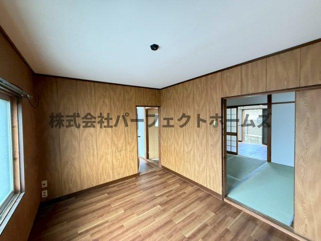 招提平野町戸建　賃貸の洋室|落ち着いた色調の洋室です