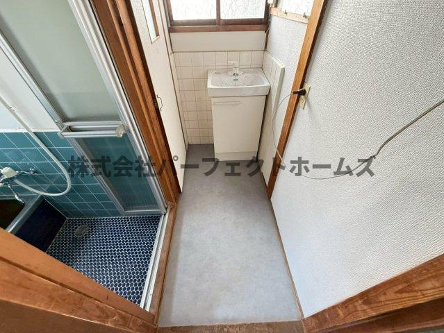 招提平野町戸建　賃貸の洗面所|ゆったりとスペースのある洗面所