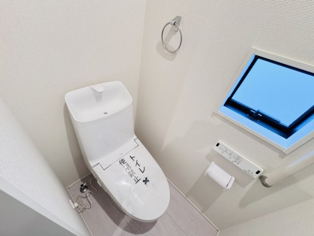 市川市香取１丁目新築戸建【南行徳小学校：6分】のトイレ|温水洗浄暖房便座つきトイレ