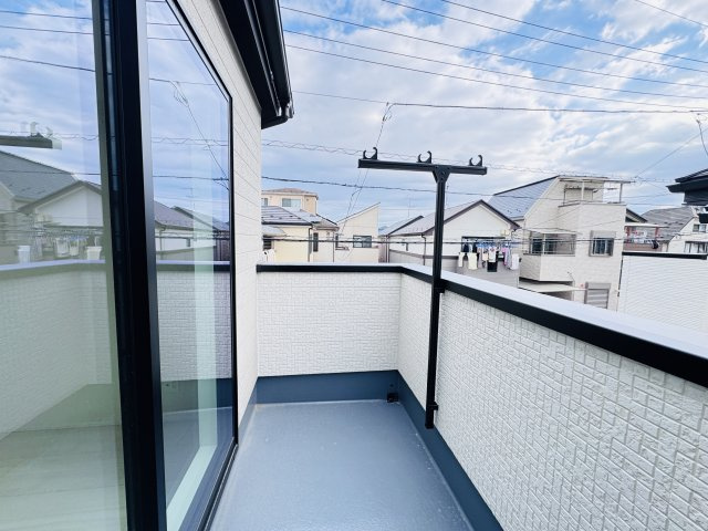 市川市香取１丁目新築戸建【南行徳小学校：6分】のバルコニー|寝室前南向きバルコニー・日当たり良好♪