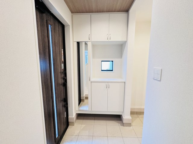 市川市香取１丁目新築戸建【南行徳小学校：6分】の玄関|玄関ホール・ミラー付きシューズボックス