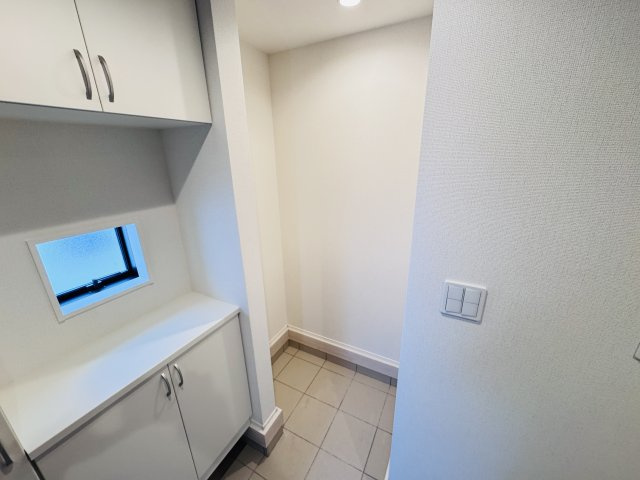 市川市香取１丁目新築戸建【南行徳小学校：6分】の玄関|玄関ホール横・土間収納スペース