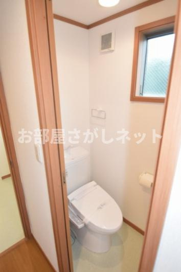 シャルムＫ【おとり物件なし】#学生・社会人にオススメ！初期費用分割払いOK！のトイレ|トイレにも窓があり明るいです。温水洗浄便座です。
前回募集時の写真です