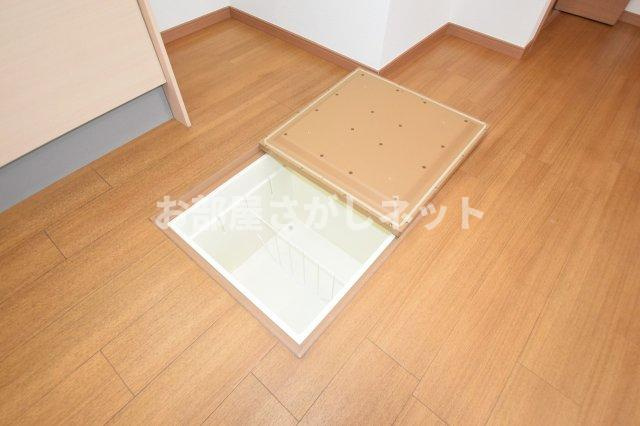 シャルムＫ【おとり物件なし】#学生・社会人にオススメ！初期費用分割払いOK！の収納|キッチンには床下収納もあります