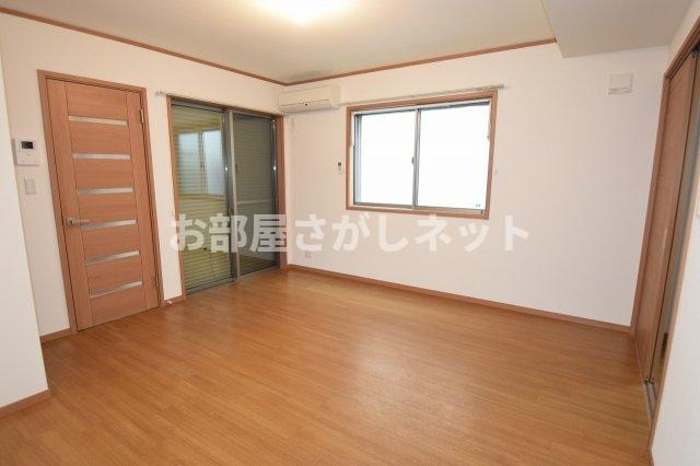 シャルムＫ【おとり物件なし】#学生・社会人にオススメ！初期費用分割払いOK！の居間・リビング|窓に室内物干しを設置しました
前回募集時の写真です