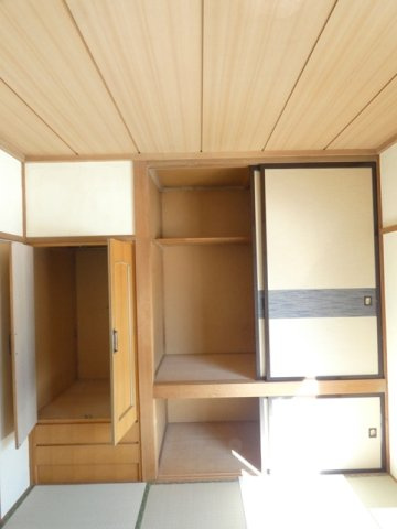 新富士町２－５－１１貸家の収納