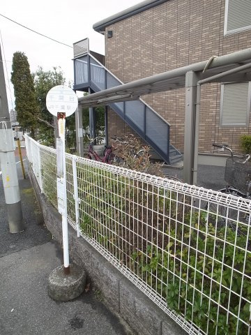 【エントランス】 | エクセル9 | バス停目の前。雨が降っても安心です。