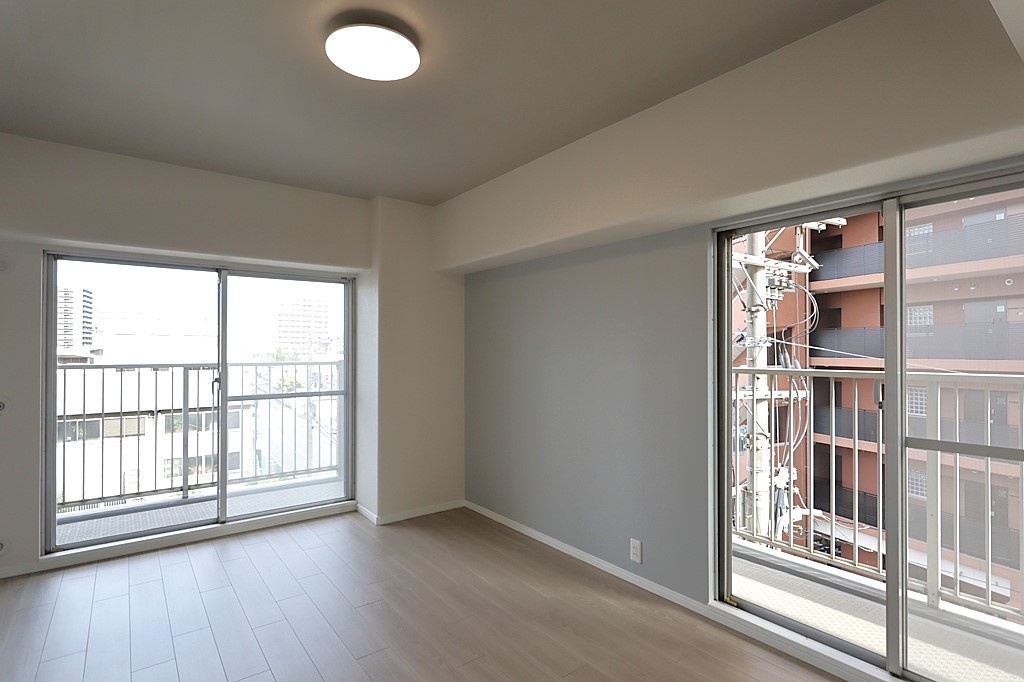 ユアサハイム新高の洋室|ベッドを置いても余裕のある広さなので色んなカスタマイズを楽しめます◎