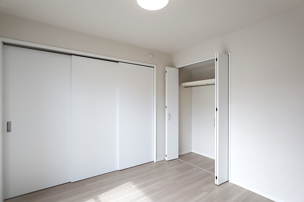 ユアサハイム新高の洋室|リビング横の洋室の内観写真です。