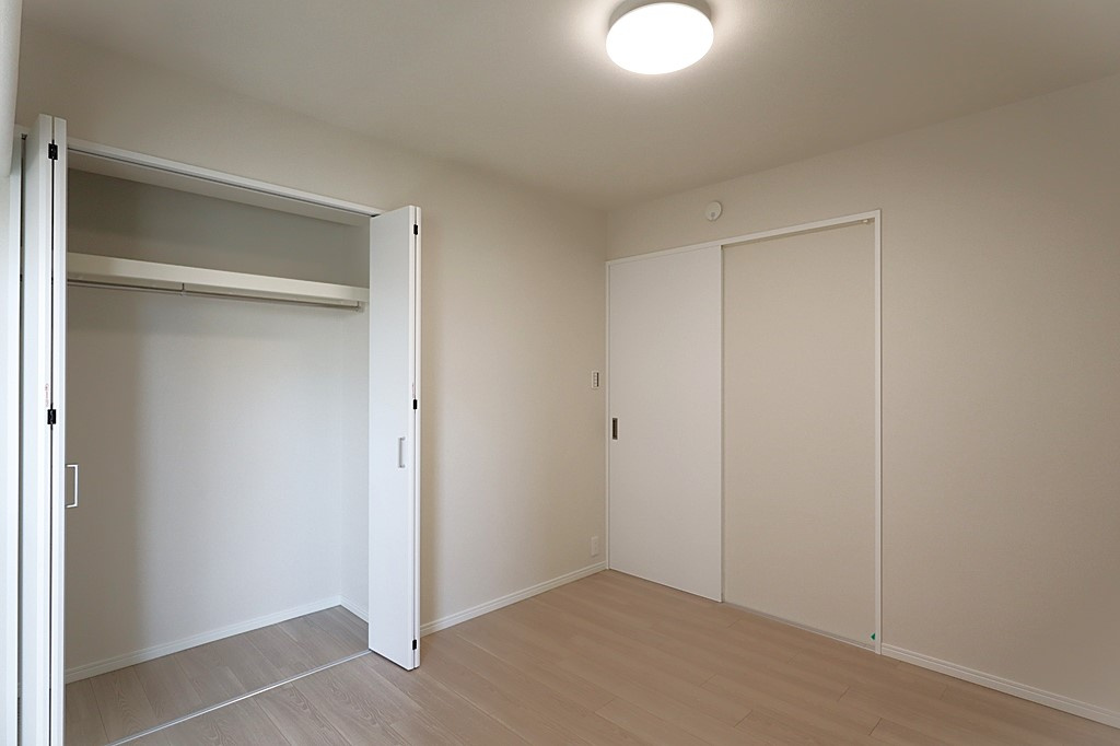 ユアサハイム新高の洋室|全洋室バルコニーに面した開放的な洋室です◎