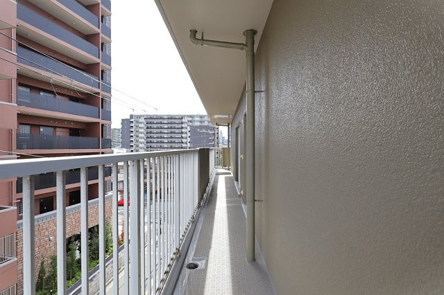 ユアサハイム新高のバルコニー|引き回しバルコニーのため開放感あふれるバルコニーになっております。