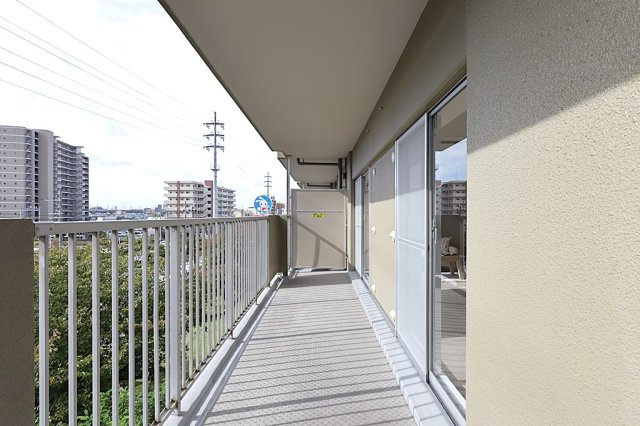 ユアサハイム新高のバルコニー|4部屋から出入り可能なバルコニー◎