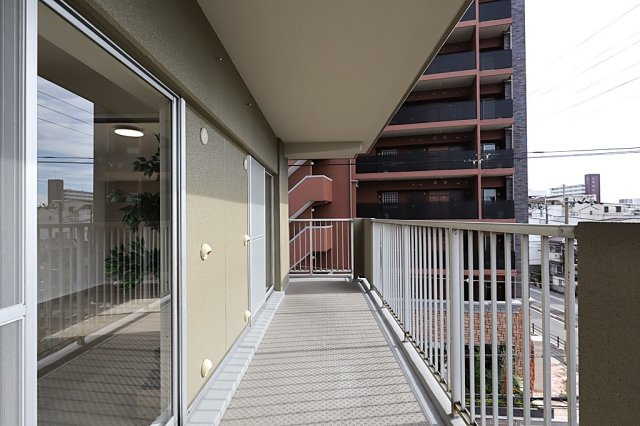 ユアサハイム新高のバルコニー|南向きバルコニーは日照が豊富で温暖な陽光を受けられ、植物の育成やリラックススペースとして活用可能です。