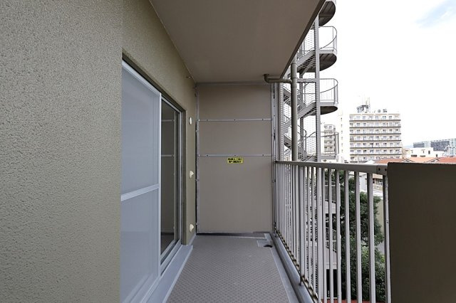 ユアサハイム新高のバルコニー|自然の光を取り込み、室内を明るくしてくれます。