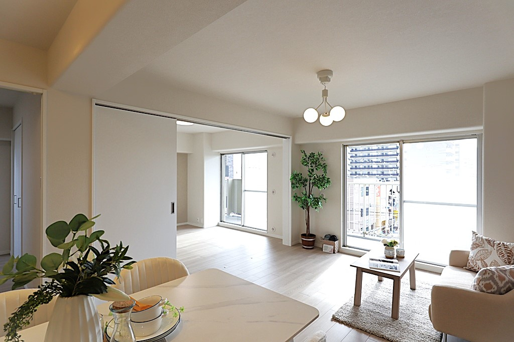 ユアサハイム新高の居間・リビング|明るい陽が差し込む広々としたリビングは家族のコミュニケーションが自然に増える間取りです。ダイニングテーブルやソファーを設置しても十分な広さとなっております。