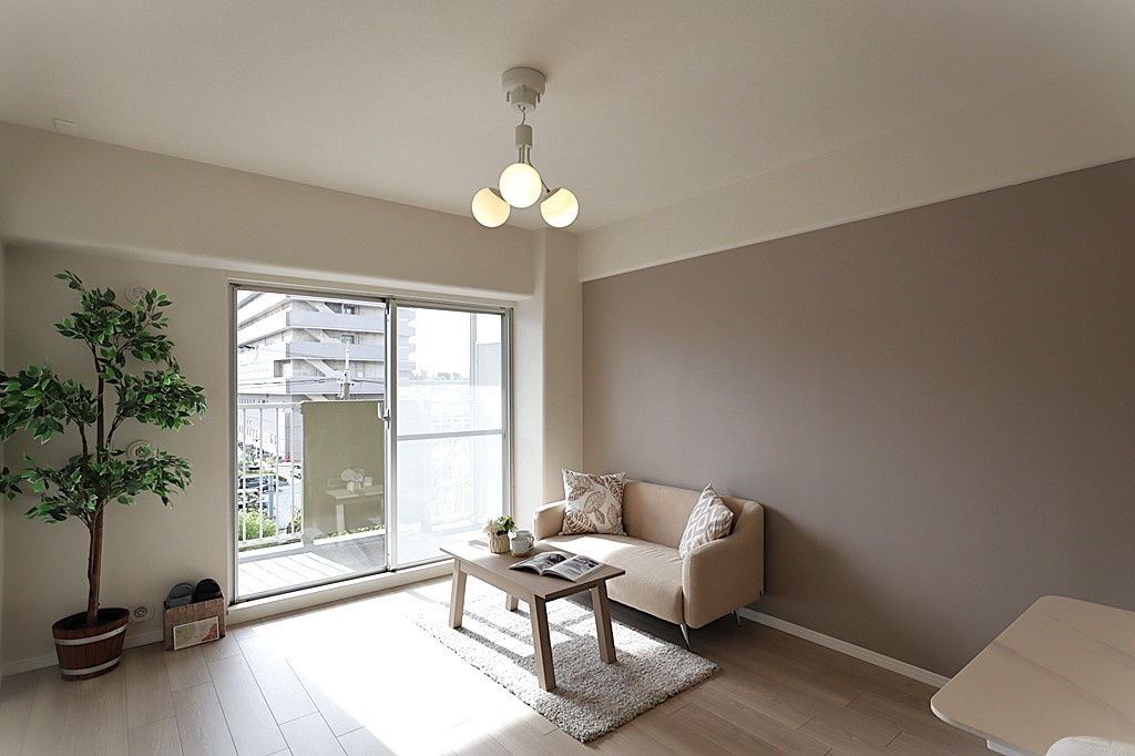 ユアサハイム新高の居間・リビング|リフォームの際にフローリング・クロス張替済みのため、室内大変綺麗になっております。
ぜひご内覧ください。