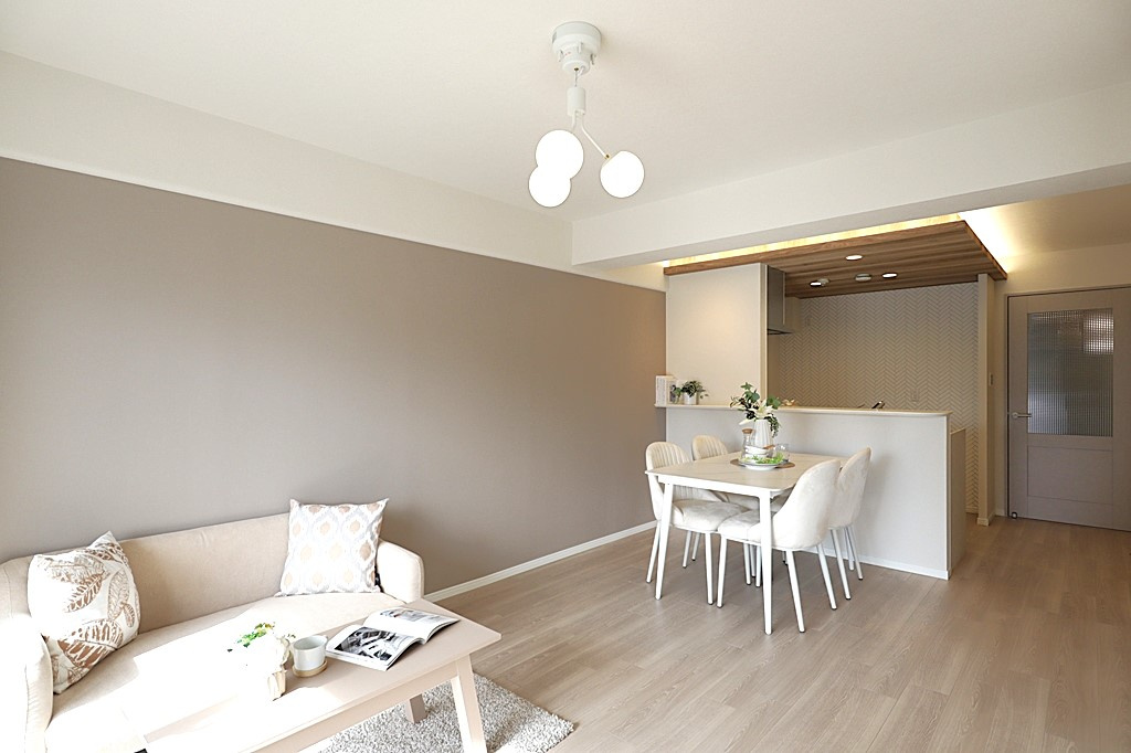 ユアサハイム新高の居間・リビング|対面式カウンターキッチンなので、家族間のコミュニケーションが必然的にとれる間取りづくりも魅力のひとつですね◎