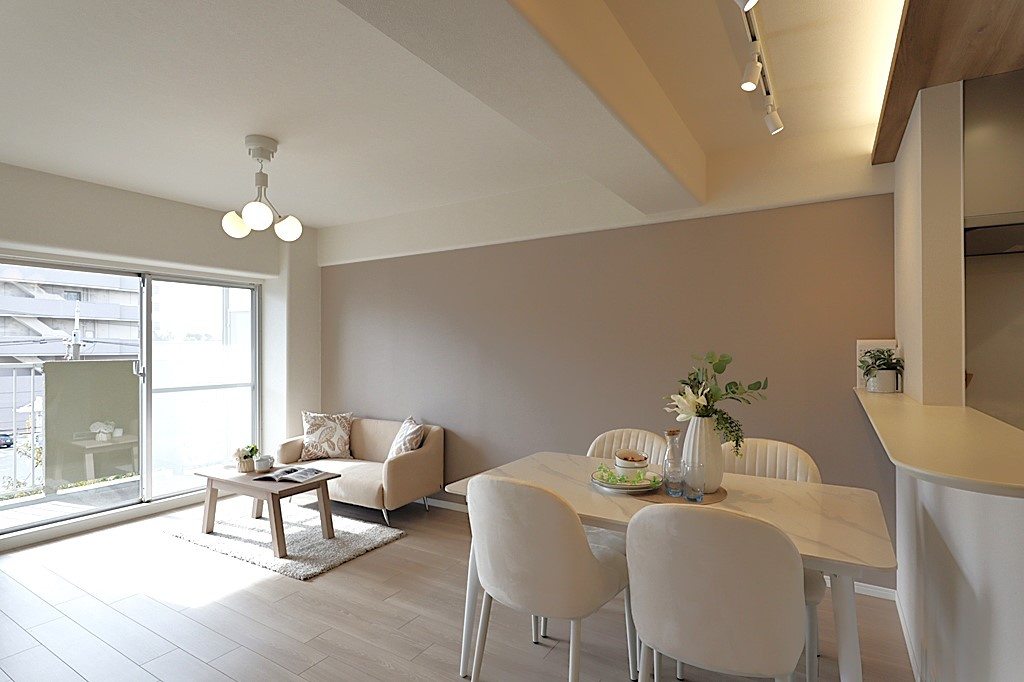 ユアサハイム新高の居間・リビング|家族の会話が自然とあふれるLDK◎