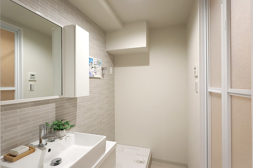 ユアサハイム新高の独立洗面台|明るい洗面化粧台で、毎朝の支度もはかどります。 鏡裏と洗面台下に収納があり、日用品やスキンケア用品などもたくさんしまえてすっきりとした空間を保つことができます。