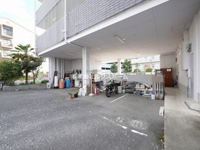 アネックス西村の駐車場