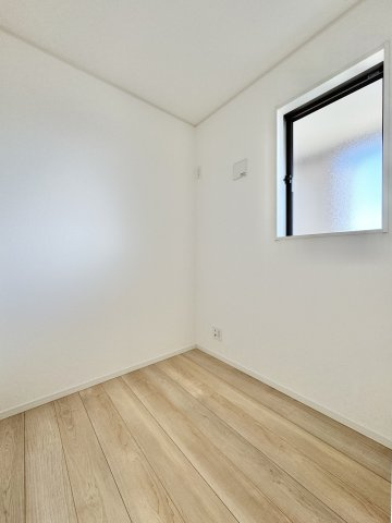 磐田市二之宮第5の洋室|寝室につながる2帖のテレワークルームです。