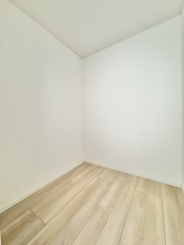 磐田市二之宮第5の収納|寝室につながる2帖のウォークインクローゼットです。