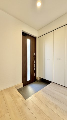 磐田市二之宮第5の玄関|大容量のシューズボックス付き玄関。すっきりとした空間を保てます！