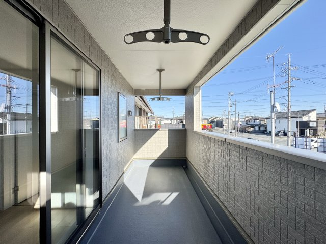 磐田市二之宮第5のバルコニー|ゆとりのあるバルコニースペース！陽当たりも良く、洗濯物もたっぷり干せます。