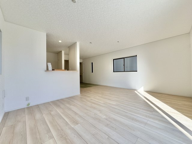 磐田市二之宮第5の居間・リビング|ナチュラルな床色はどんな家具とも相性が良く、インテリアコーディネートを楽しめます♪