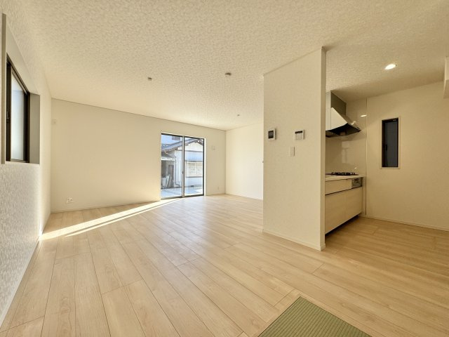 磐田市二之宮第5の居間・リビング|家族みんなでゆったり過ごせる、広々としたLDKです！