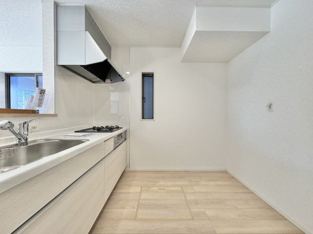 磐田市二之宮第5のキッチン|同時調理が可能なガス三口コンロ付きで、家事効率もアップします！