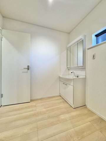 磐田市二之宮第5の独立洗面台|三面鏡付きで使い勝手の良い洗面台です！収納スペースも確保されています。