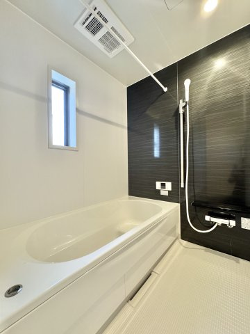 磐田市二之宮第5の浴室|落ち着いたアクセントパネルが印象的な浴室。追い炊き機能・浴室乾燥機付きで、設備も充実しています♪