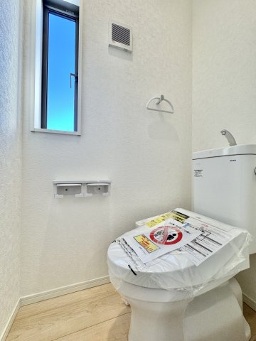 磐田市二之宮第5のトイレ|清潔感のあるすっきりとしたトイレ空間！窓付きで換気もしやすく、快適にお使いいただけます。