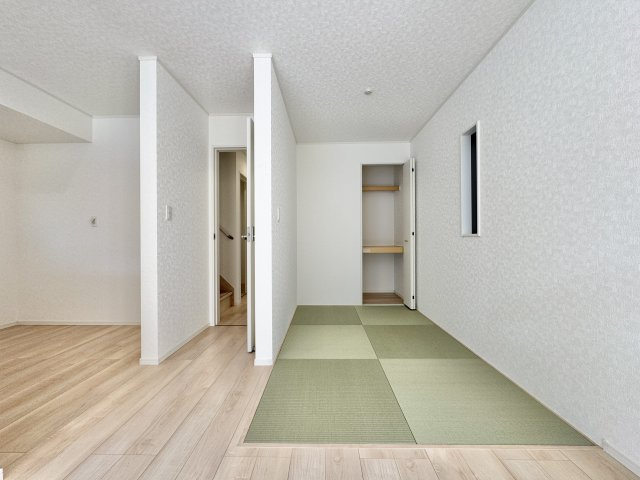 磐田市二之宮第5の和室|リビングとつながる和室。お子様の遊び場やくつろぎ空間としても活躍します。