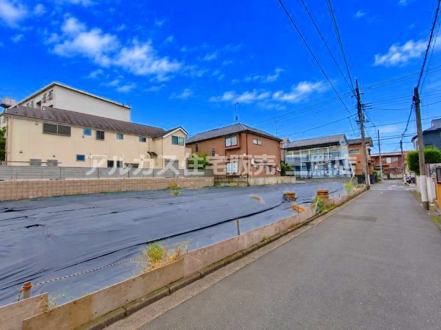  武蔵野市吉祥寺北町２丁目 中央線 吉祥寺駅 売地の前面道路含む現地写真|前面道路沿いに面した開放感あふれる敷地。道路幅も十分にあり、車の出し入れや日々の移動もスムーズに行えます。