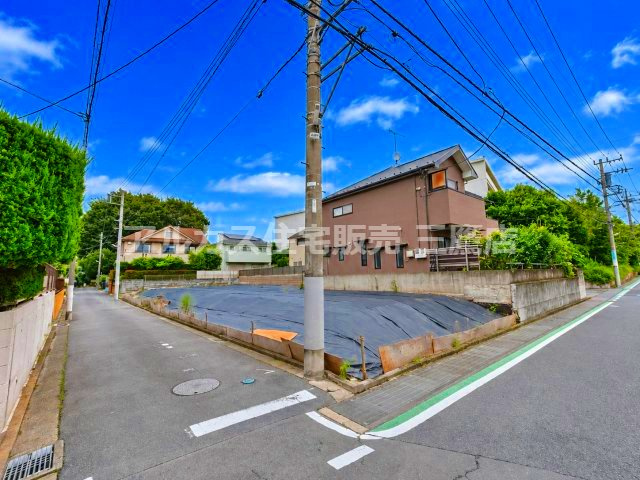  武蔵野市吉祥寺北町２丁目 中央線 吉祥寺駅 売地の前面道路含む現地写真|2面が道路に面した整形地。開放的なロケーションで、風通り・日当たりともに良好な住環境です。