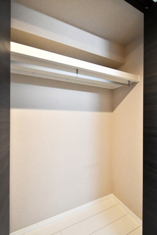 ライオンズプラザ大宮の収納|廊下に設けた収納スペース。可動棚で高さ調整ができ、掃除用品や日用品ストックをまとめて保管可能。居室に持ち込まない収納で室内が整います。玄関まわりの小物もまとめられ、動線を邪魔しにくいのが特長です。