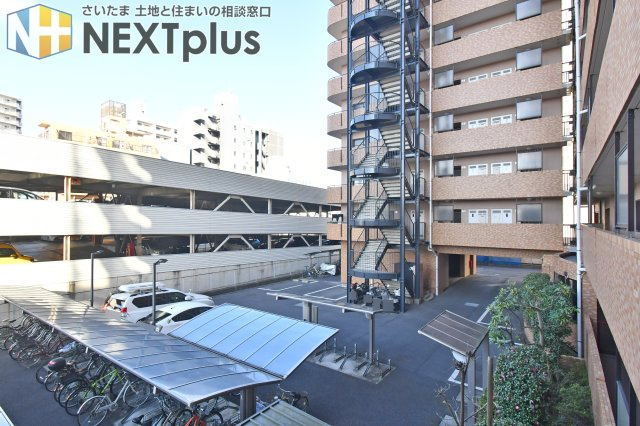 ライオンズプラザ大宮の駐輪場|敷地内には屋根付きの駐輪場やバイク置場を完備し、大切な愛車を雨風から守ります。駐車場は自走式タイプで、日々の出し入れもスムーズ。大規模マンションならではの充実した共用設備が、快適な都市生活を支えます。