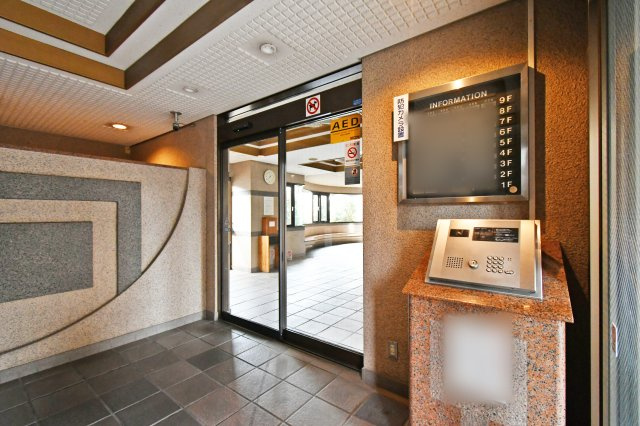 ライオンズプラザ大宮のエントランス|オートロック完備でセキュリティ面も安心。不審者の侵入を防ぎ、一人暮らしの方も心強い住まいです。AED設置や防犯カメラなど、住まう人の安全を第一に考えた管理体制が整った、信頼感のあるエントランスです。
