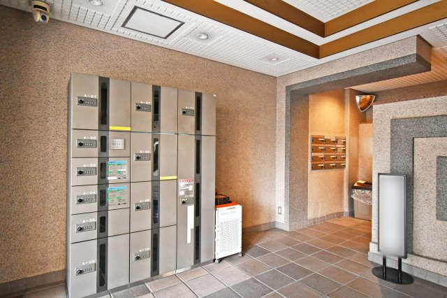ライオンズプラザ大宮のその他共用部分|宅配ボックス完備で、不在時の荷物受け取りもスムーズ。再配達の手間を省き、ネットショッピングを頻繁に利用する単身者にも嬉しい設備です。セキュリティの行き届いた共用部で、日々の暮らしにゆとりと安心を。