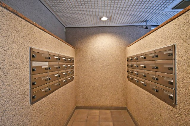 ライオンズプラザ大宮のその他共用部分|プライバシーに配慮したダイヤル錠付きのメールボックス。清掃が行き届いた清潔感のある空間が管理体制の良さを物語ります。オートロックの内側に位置しているため、防犯面でも安心して利用可能です。