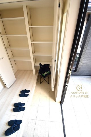リーブルガーデン  ひたちなか八幡町　2期　限定1棟！の玄関|たっぷり入る玄関収納です！扉の中は可動棚ですので、用途に合わせて高さを自由に変えることができます。