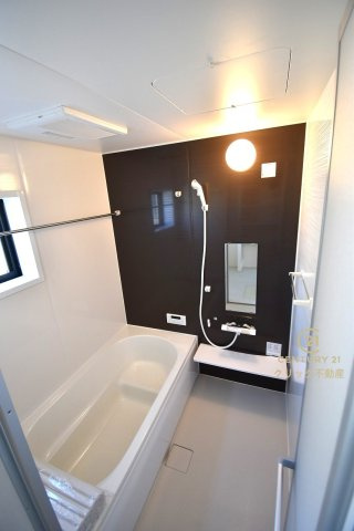リーブルガーデン  ひたちなか八幡町　2期　限定1棟！の浴室|浴槽への出入りが安全な低床タイプのユニットバスです。洗い場は滑りにくい速乾床ですので、お子様やご高齢の方にも安心です。自動お湯張りに追焚機能付きのオートバスです。