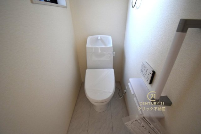 リーブルガーデン  ひたちなか八幡町　2期　限定1棟！のトイレ|毎日使う空間と機能だから、いつまでも清潔なスペースであってほしいのがトイレです。お掃除しやすいシンプルなデザインです。