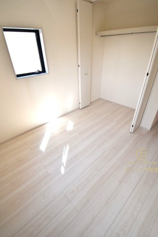 リーブルガーデン  ひたちなか八幡町　2期　限定1棟！の洋室|折戸を開くと壁面クローゼット。衣類が横一列に並ぶためひと目で洋服が選びやすい！衣類をたくさんお持ちの方もスッキリ片付きます♪