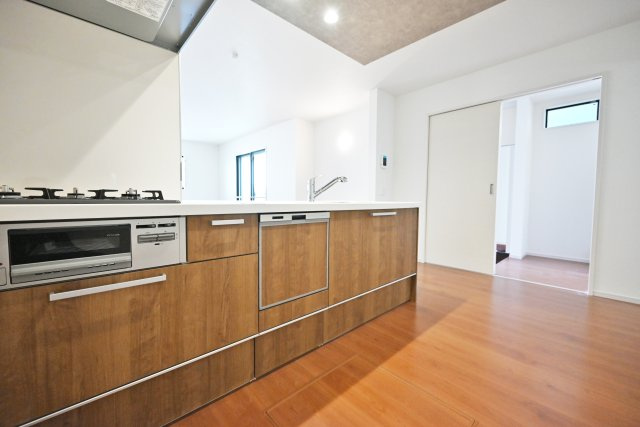 テラシエ西昆陽1丁目新築一戸建て│4LDK+駐車1台可のキッチン|飽きのこないナチュラルテイストのキッチンは建具とも溶け込んで部屋の一部になっているのがいいですね。